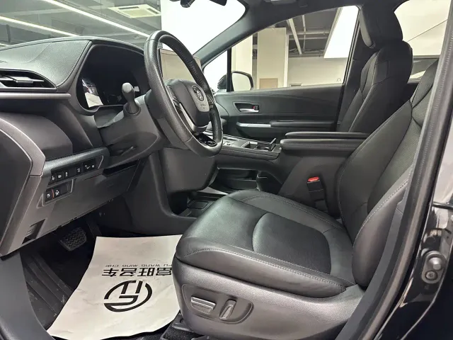Toyota Sienna — Фото автомобиля 8