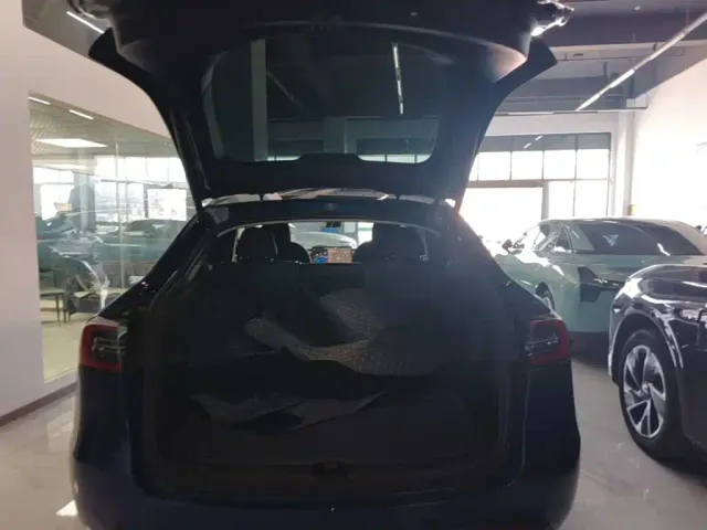 Tesla Model Y — Фото автомобиля 18