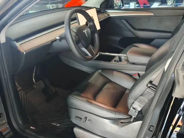 Tesla Model Y 2022 Rear-Wheel Drive Version — Фото автомобиля 10