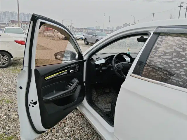 Roewe i5 — Фото автомобиля 13