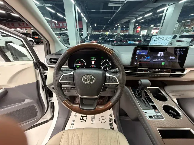 Toyota Sienna — Фото автомобиля 8