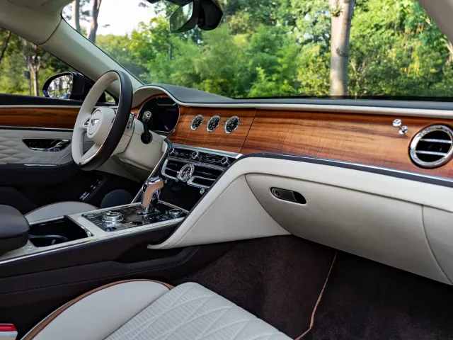 Bentley Flying Spur — Фото автомобиля 6