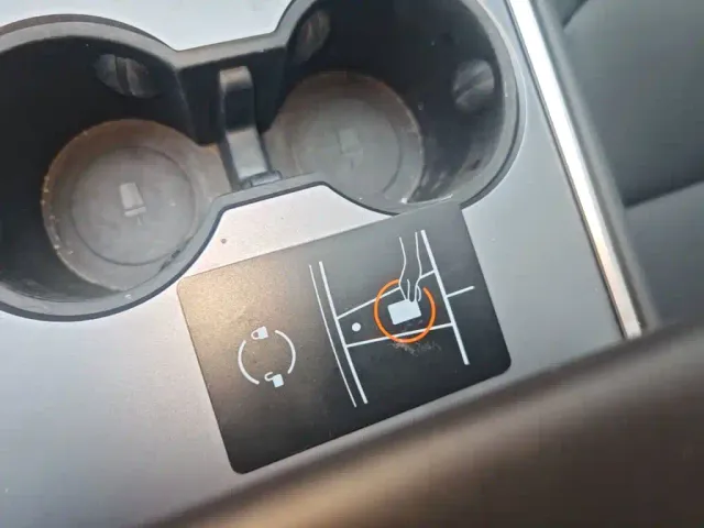 Tesla Model Y — Фото автомобиля 8