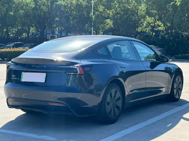 Tesla Model 3 — Фото автомобиля 9