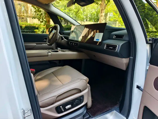 Li Auto MEGA — Фото автомобиля 8