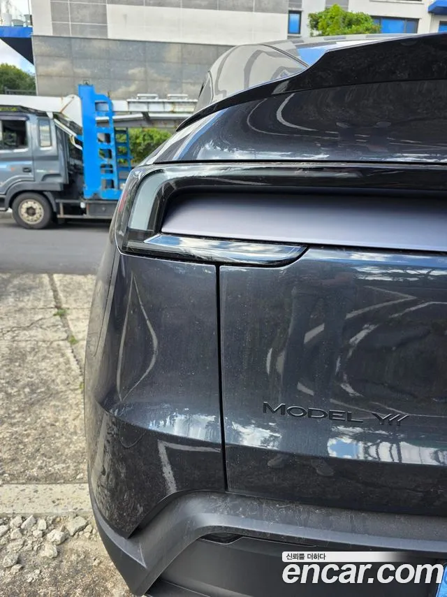 Tesla Model Y — Фото автомобиля 15