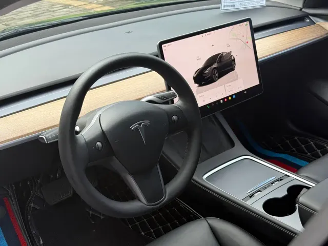 Tesla Model 3 — Фото автомобиля 4
