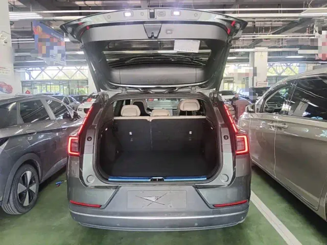 Volvo XC70 Plug-in Hybrid — Фото автомобиля 18