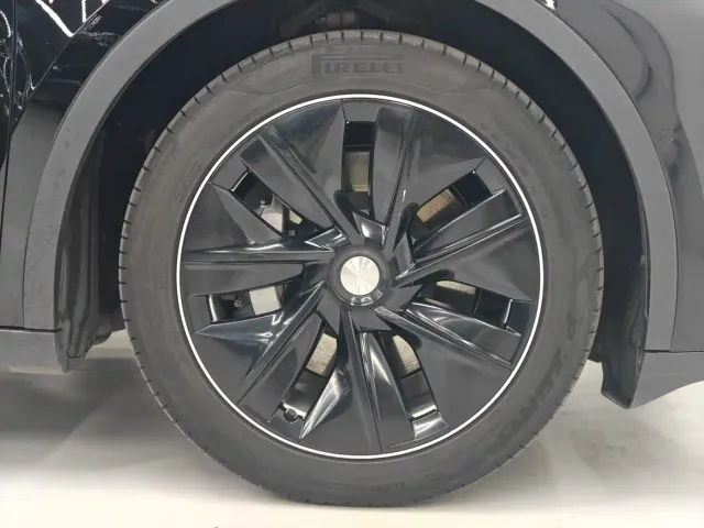 Tesla Model Y — Фото автомобиля 15