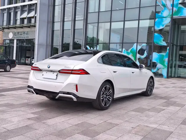 BMW 5 Series — Фото автомобиля 5