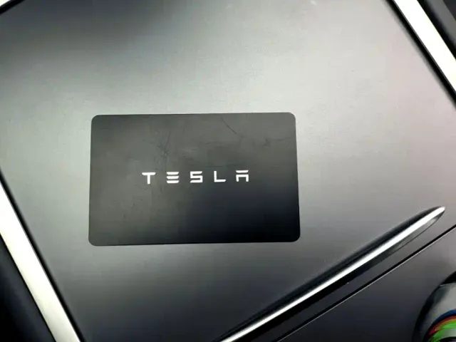 Tesla Model 3 — Фото автомобиля 10