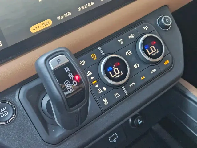 Land Rover Defender — Фото автомобиля 16