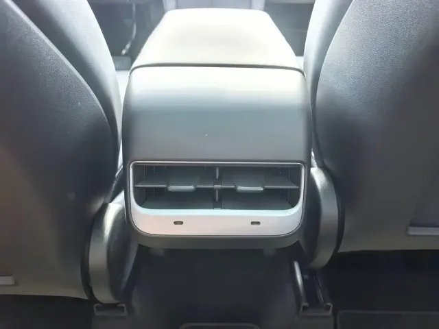 Tesla Model Y — Фото автомобиля 11