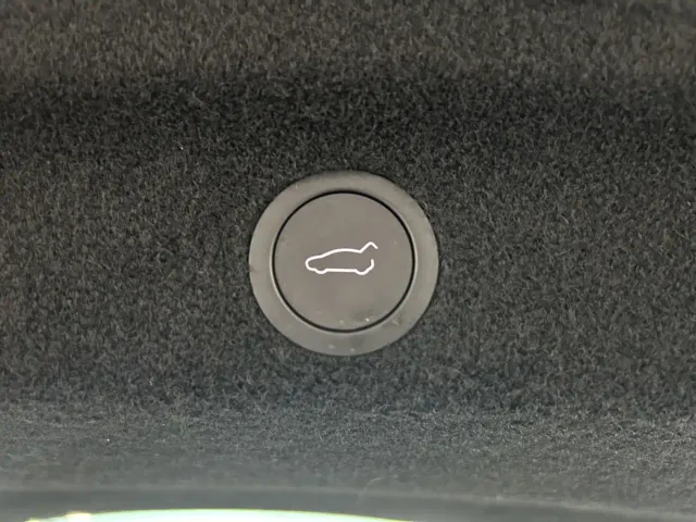 Tesla Model Y — Фото автомобиля 10