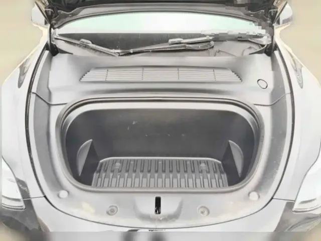 Tesla Model Y — Фото автомобиля 3