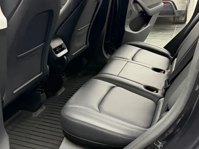 Tesla Model Y — Фото автомобиля 10