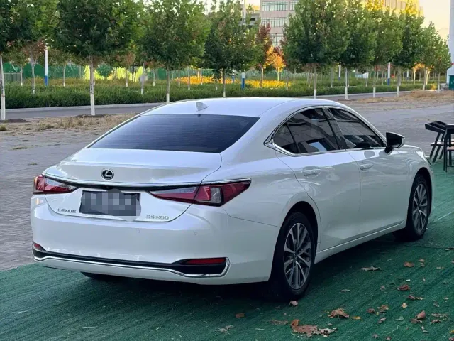 Lexus ES — Фото автомобиля 4
