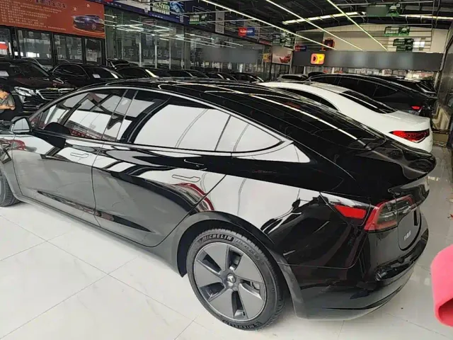 Tesla Model 3 — Фото автомобиля 4
