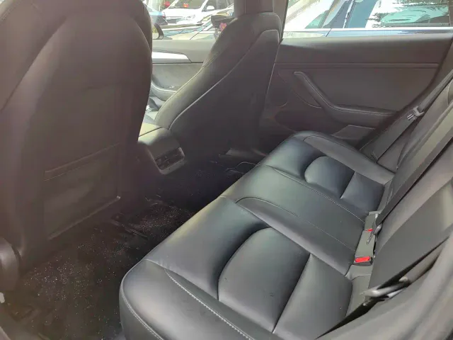 Tesla Model 3 — Фото автомобиля 6