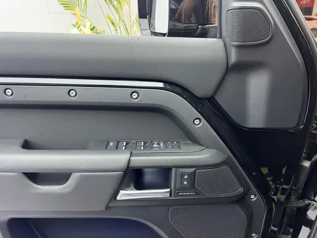 Land Rover Defender — Фото автомобиля 7