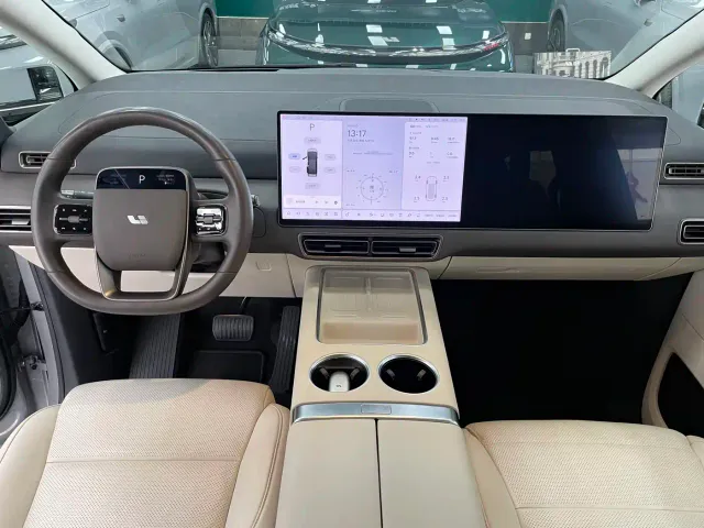 Li Auto MEGA — Фото автомобиля 11