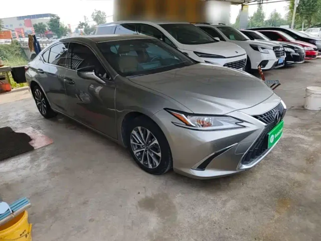 Lexus ES — Фото автомобиля 3