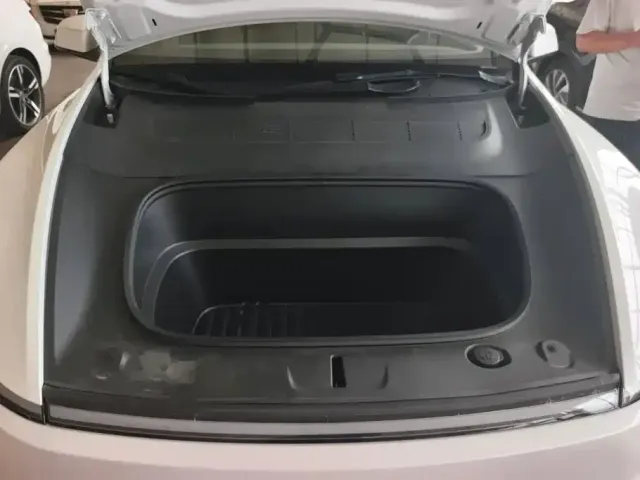 Tesla Model Y — Фото автомобиля 10