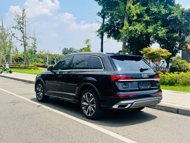 Audi Q7 — Фото автомобиля 9