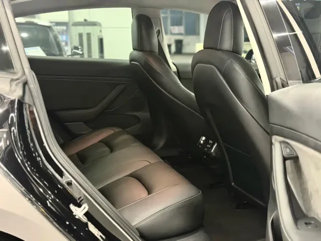 Tesla Model 3 — Фото автомобиля 10