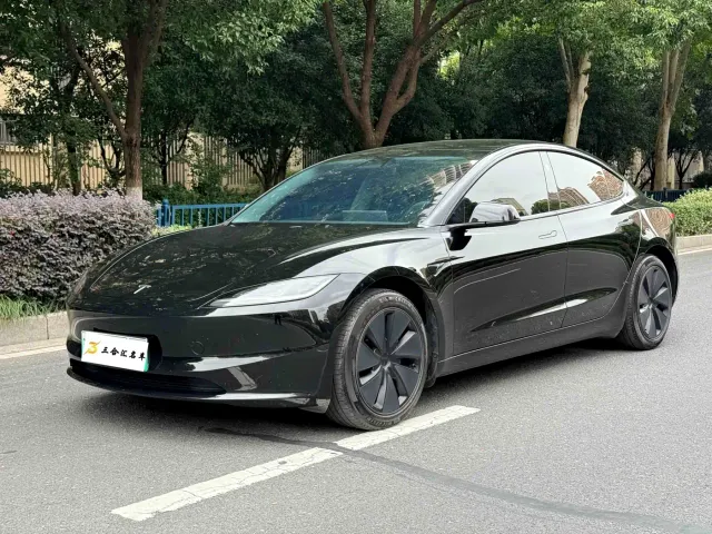 Фотография автомобиля — Tesla Model 3
