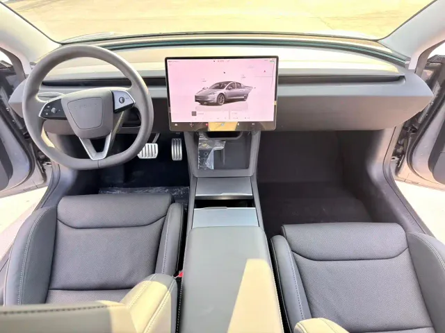 Tesla Model 3 — Фото автомобиля 10