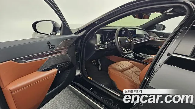 BMW 7-Series 7 серия (G70) 740i xDrive M Sport — Фото автомобиля 10
