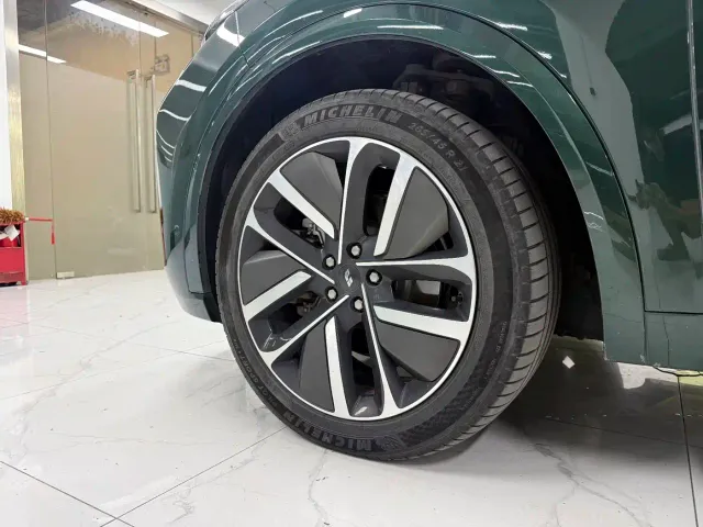 Li Auto L9 — Фото автомобиля 7