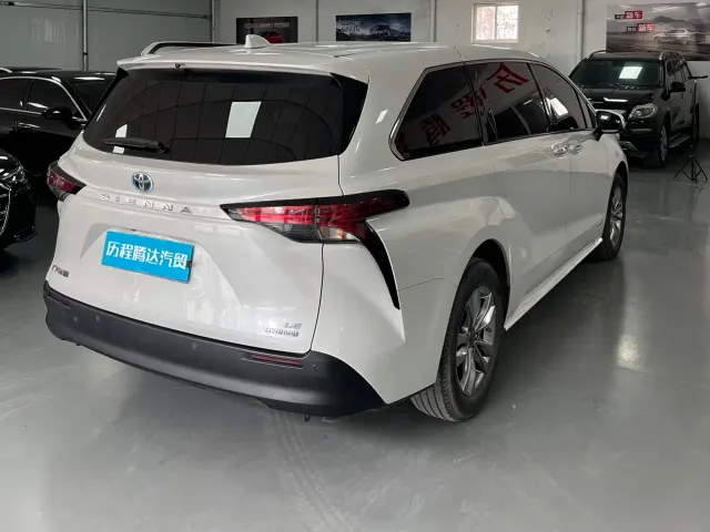 Toyota Sienna — Фото автомобиля 9