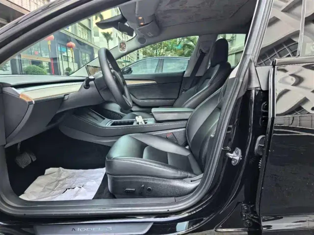 Tesla Model 3 — Фото автомобиля 4