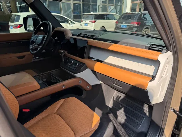 Land Rover Defender — Фото автомобиля 13