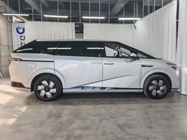 Xpeng X9 — Фото автомобиля 7