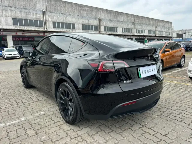 Tesla Model Y — Фото автомобиля 9