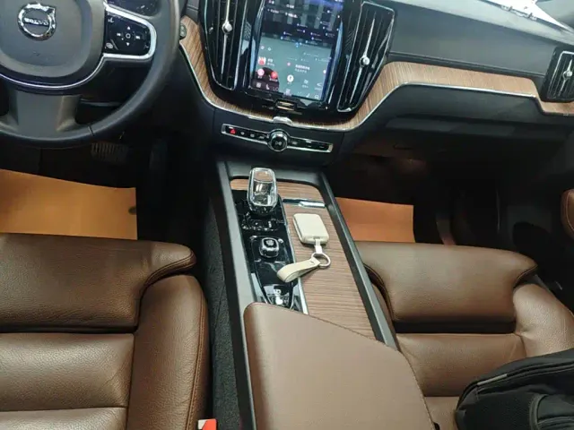 Volvo XC60 — Фото автомобиля 13