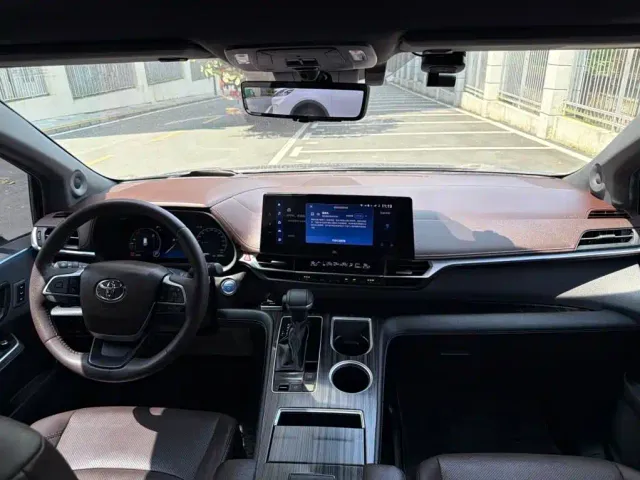 Toyota Sienna — Фото автомобиля 10