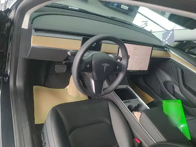 Tesla Model 3 — Фото автомобиля 9