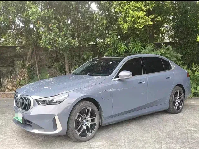 Фотография автомобиля — BMW i5