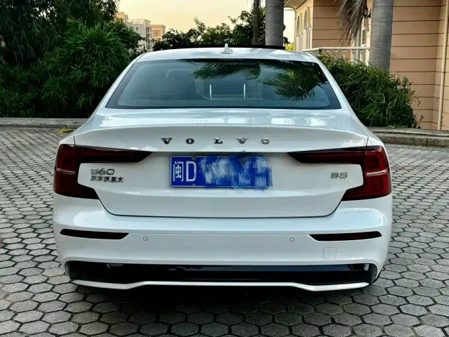 Volvo S60 — Фото автомобиля 5