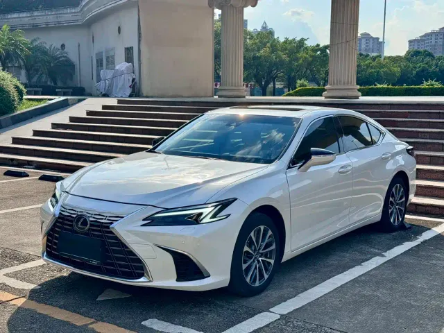 Фотография автомобиля — Lexus ES