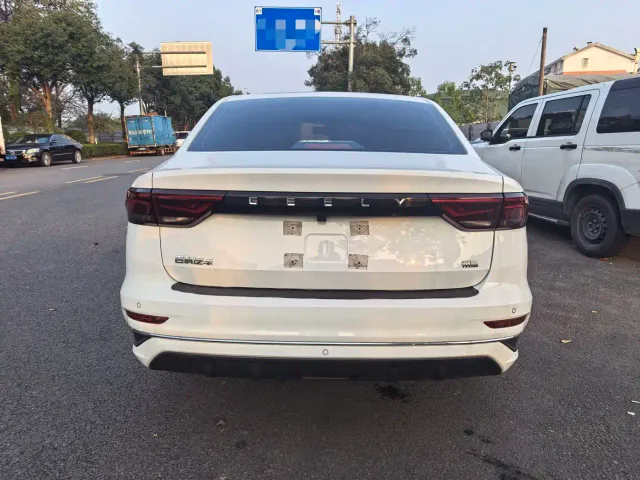 Geely Emgrand — Фото автомобиля 5