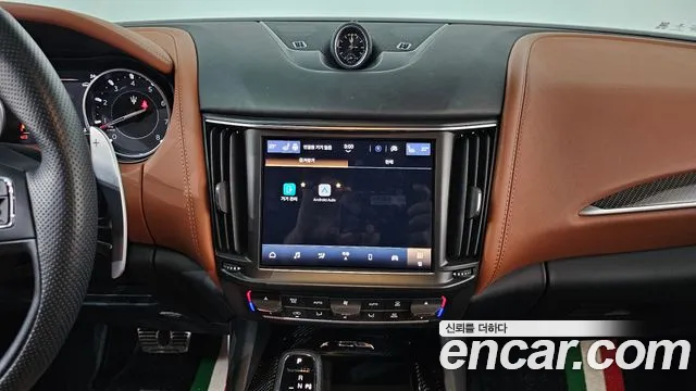 Maserati Levante — Фото автомобиля 13