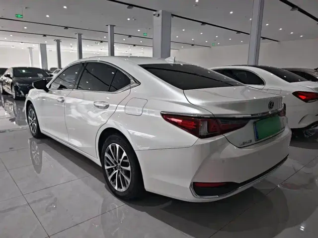 Lexus ES — Фото автомобиля 4