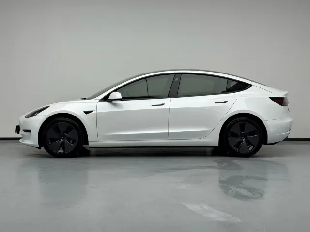Tesla Model 3 — Фото автомобиля 4