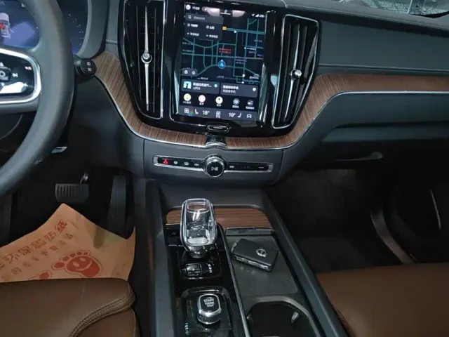Volvo XC60 — Фото автомобиля 12