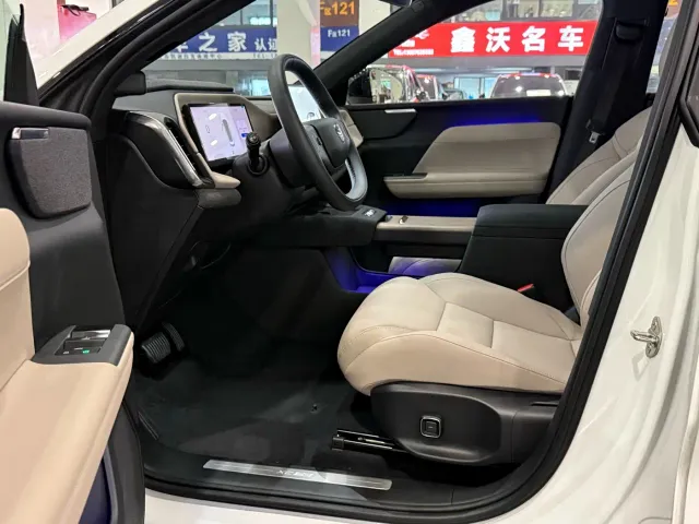 Volvo XC70 Plug-in Hybrid — Фото автомобиля 9